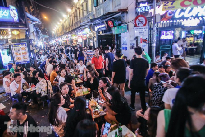 'Phố không ngủ' nhộn nhịp trở lại sau 'kỳ nghỉ COVID-19' - 2