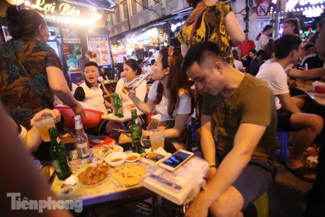 'Phố không ngủ' nhộn nhịp trở lại sau 'kỳ nghỉ COVID-19' - 3