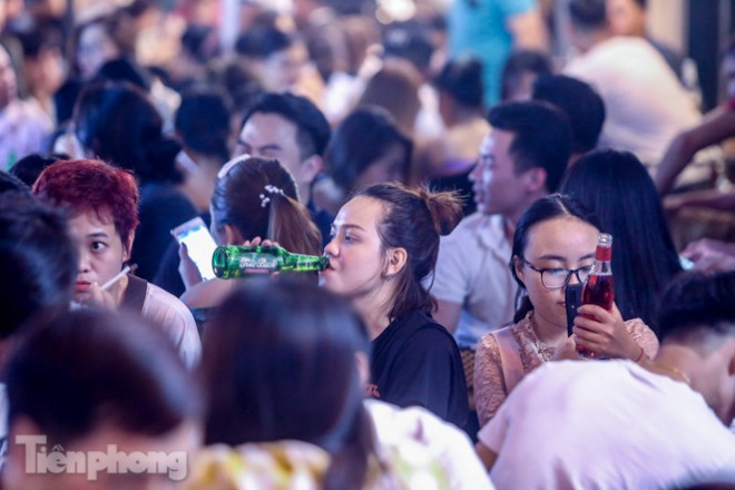 'Phố không ngủ' nhộn nhịp trở lại sau 'kỳ nghỉ COVID-19' - 4