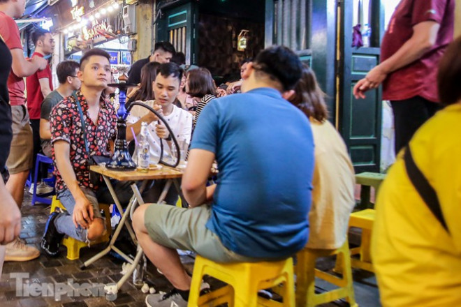 'Phố không ngủ' nhộn nhịp trở lại sau 'kỳ nghỉ COVID-19' - 5