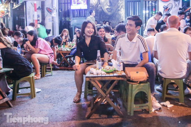 'Phố không ngủ' nhộn nhịp trở lại sau 'kỳ nghỉ COVID-19' - 6