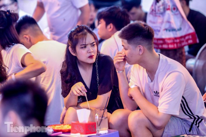 'Phố không ngủ' nhộn nhịp trở lại sau 'kỳ nghỉ COVID-19' - 7