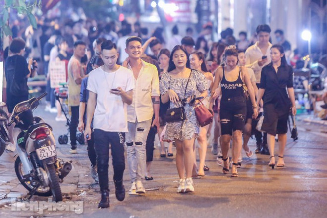 'Phố không ngủ' nhộn nhịp trở lại sau 'kỳ nghỉ COVID-19' - 8