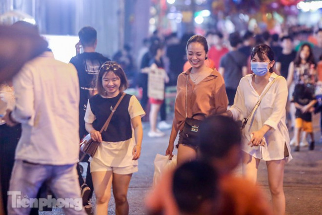 'Phố không ngủ' nhộn nhịp trở lại sau 'kỳ nghỉ COVID-19' - 12