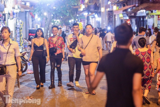 'Phố không ngủ' nhộn nhịp trở lại sau 'kỳ nghỉ COVID-19' - 9