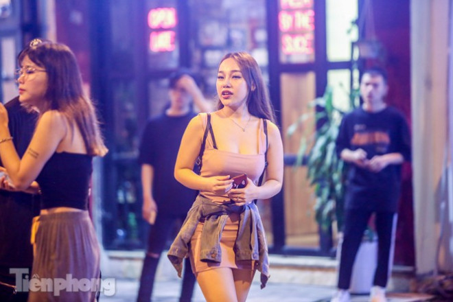 'Phố không ngủ' nhộn nhịp trở lại sau 'kỳ nghỉ COVID-19' - 11