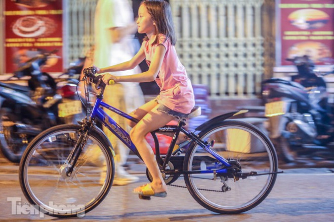 'Phố không ngủ' nhộn nhịp trở lại sau 'kỳ nghỉ COVID-19' - 15