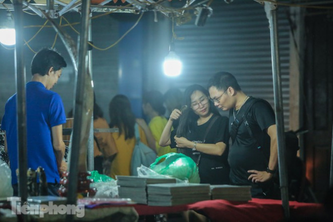 'Phố không ngủ' nhộn nhịp trở lại sau 'kỳ nghỉ COVID-19' - 17