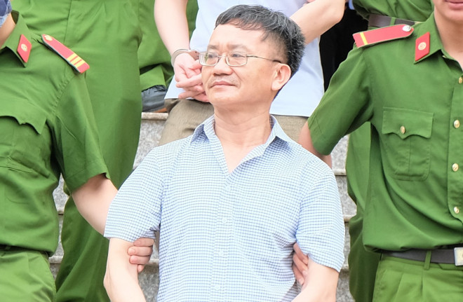 Những cử chỉ lạ của kẻ chủ mưu vụ án gian lận điểm thi ở Hòa Bình - 2