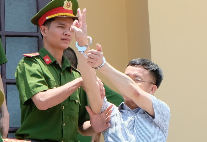 Những cử chỉ lạ của kẻ chủ mưu vụ án gian lận điểm thi ở Hòa Bình - 3