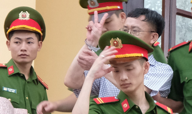 Những cử chỉ lạ của kẻ chủ mưu vụ án gian lận điểm thi ở Hòa Bình - 6