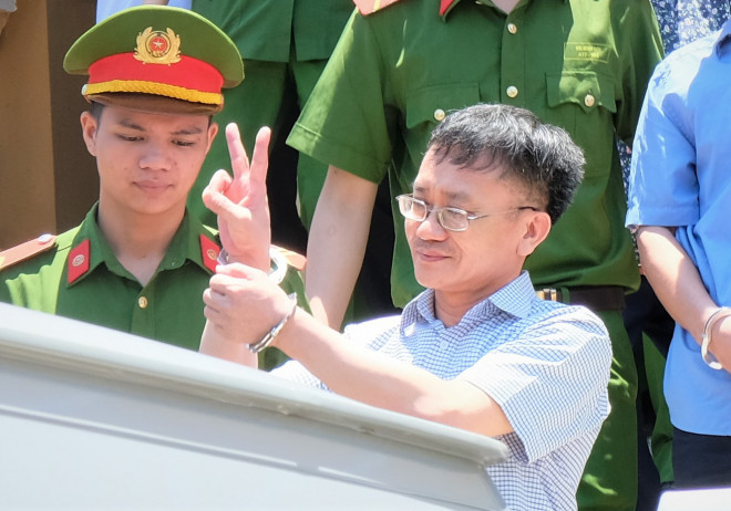 Những cử chỉ lạ của kẻ chủ mưu vụ án gian lận điểm thi ở Hòa Bình - 7
