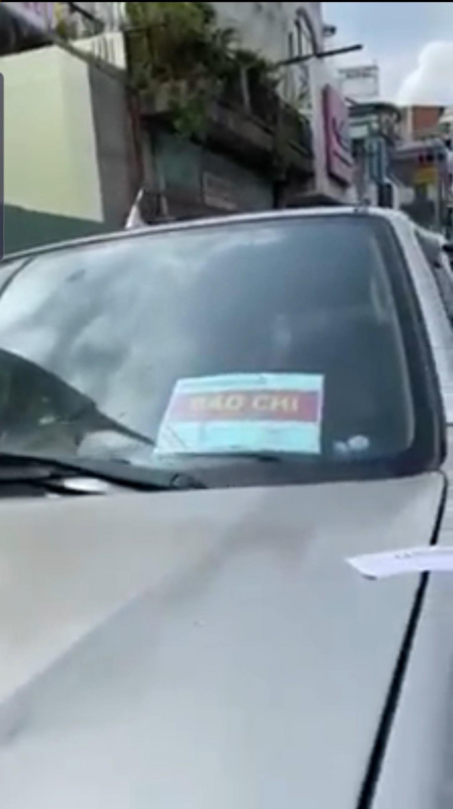 Đưa thẻ nhà báo hết hạn ra đòi trả xe vi phạm, thách thức công an - 3