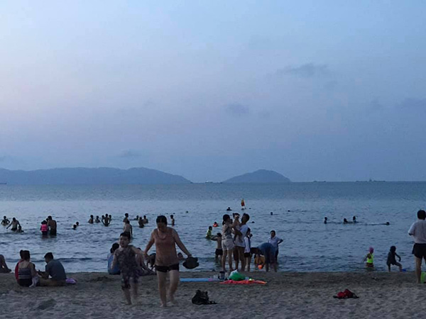 Những ngày đầu hè, bãi biển Đà Nẵng đông đúc khách tắm biển - 9