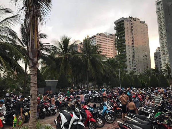 Những ngày đầu hè, bãi biển Đà Nẵng đông đúc khách tắm biển - 5