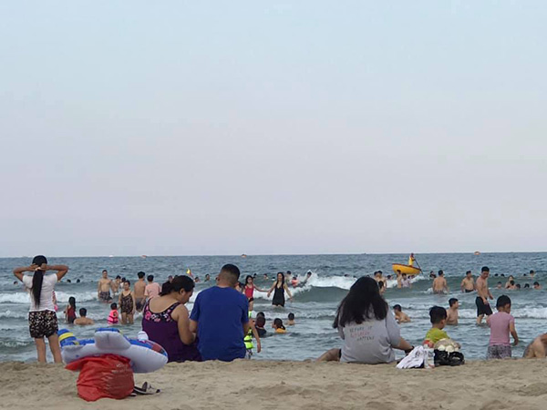 Những ngày đầu hè, bãi biển Đà Nẵng đông đúc khách tắm biển - 7