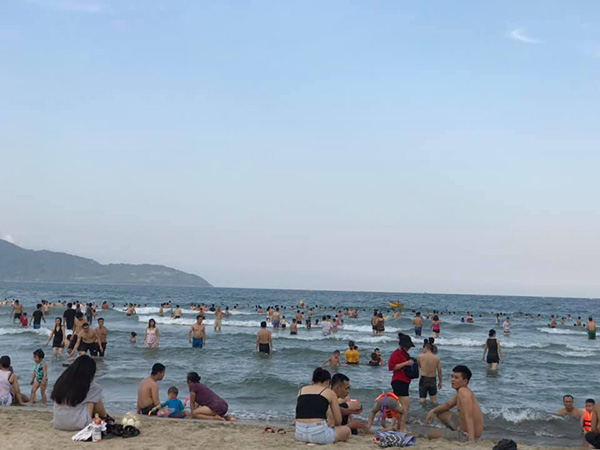 Những ngày đầu hè, bãi biển Đà Nẵng đông đúc khách tắm biển - 6
