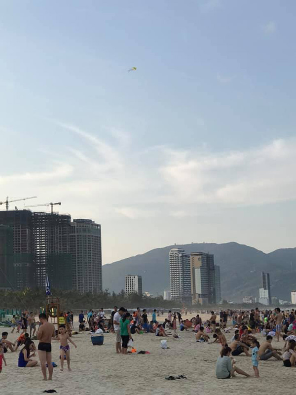Những ngày đầu hè, bãi biển Đà Nẵng đông đúc khách tắm biển - 4