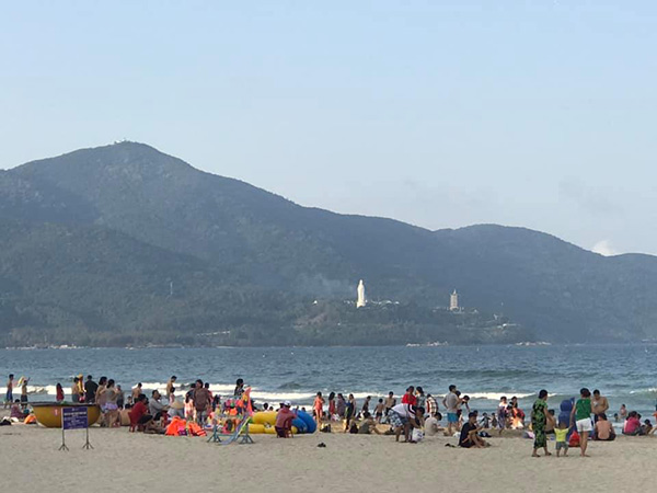 Những ngày đầu hè, bãi biển Đà Nẵng đông đúc khách tắm biển - 3