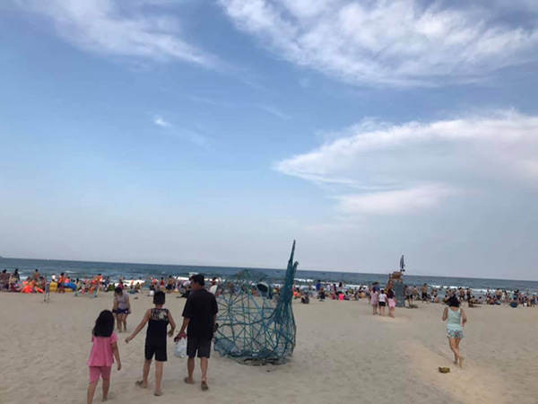 Những ngày đầu hè, bãi biển Đà Nẵng đông đúc khách tắm biển - 2