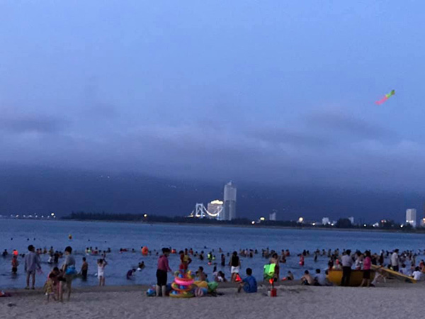 Những ngày đầu hè, bãi biển Đà Nẵng đông đúc khách tắm biển - 8