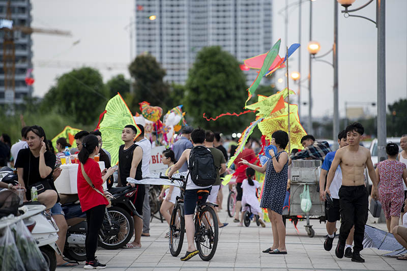 Hàng trăm người vô tư chui rào vào khu vực cấm để thả diều - 10