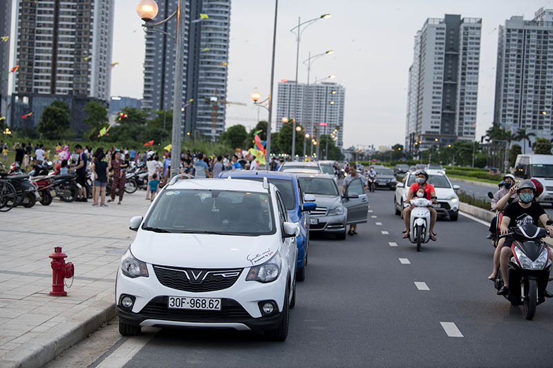 Hàng trăm người vô tư chui rào vào khu vực cấm để thả diều - 11