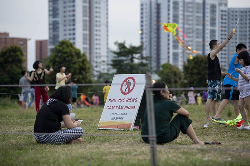 Hàng trăm người vô tư chui rào vào khu vực cấm để thả diều - 12