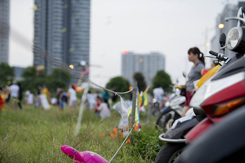 Hàng trăm người vô tư chui rào vào khu vực cấm để thả diều - 13