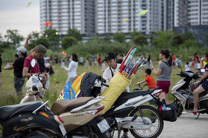 Hàng trăm người vô tư chui rào vào khu vực cấm để thả diều - 14
