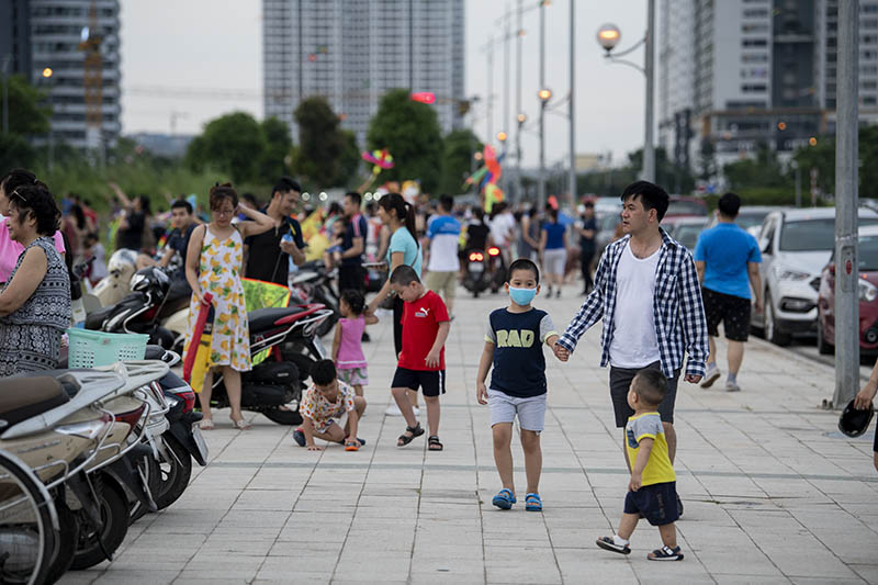 Hàng trăm người vô tư chui rào vào khu vực cấm để thả diều - 15