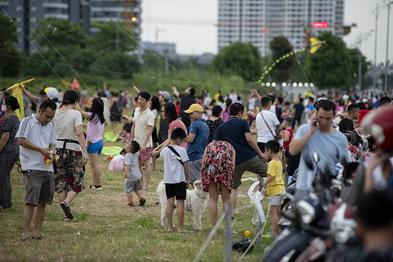 Hàng trăm người vô tư chui rào vào khu vực cấm để thả diều - 16
