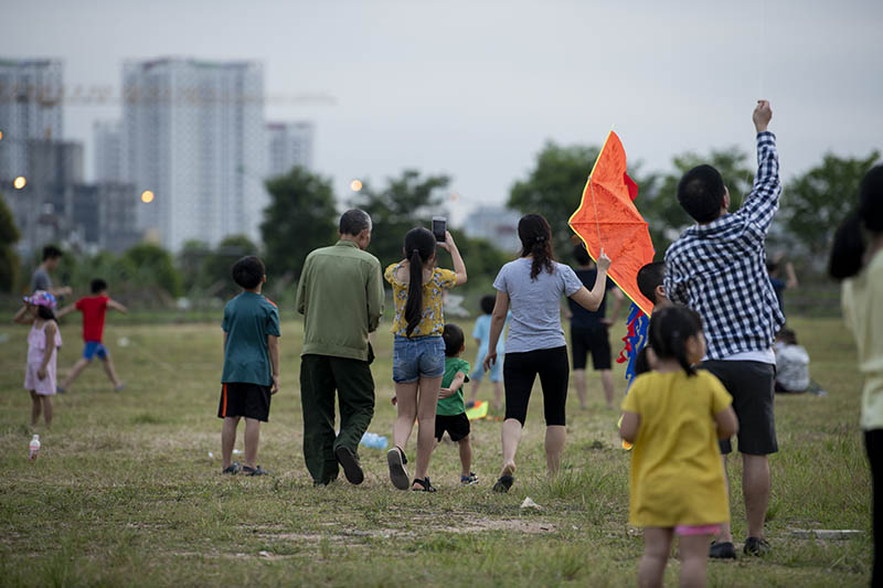 Hàng trăm người vô tư chui rào vào khu vực cấm để thả diều - 17