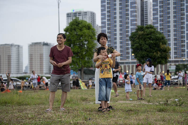 Hàng trăm người vô tư chui rào vào khu vực cấm để thả diều - 18