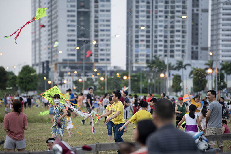 Hàng trăm người vô tư chui rào vào khu vực cấm để thả diều - 19