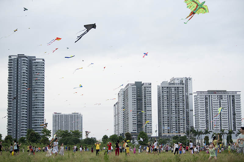 Hàng trăm người vô tư chui rào vào khu vực cấm để thả diều - 4