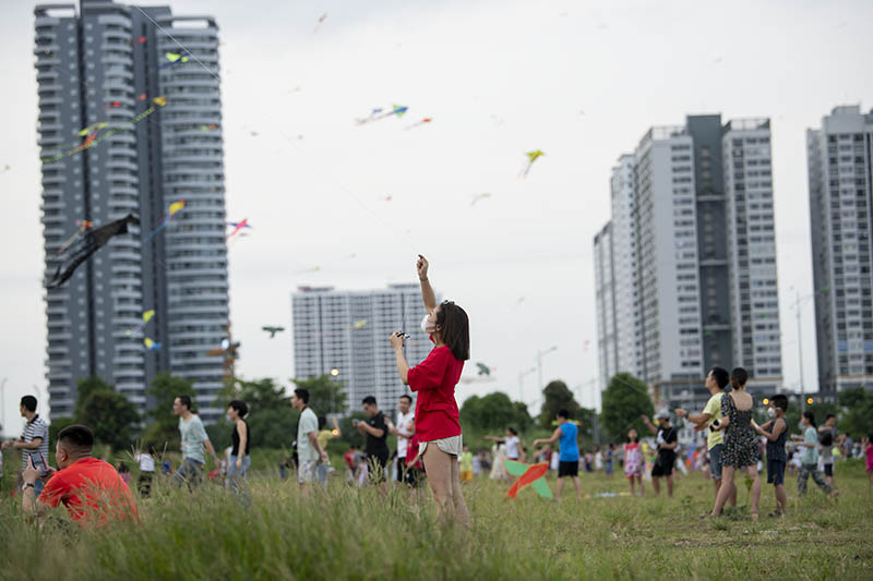 Hàng trăm người vô tư chui rào vào khu vực cấm để thả diều - 5