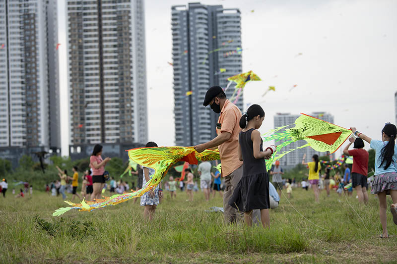Hàng trăm người vô tư chui rào vào khu vực cấm để thả diều - 6