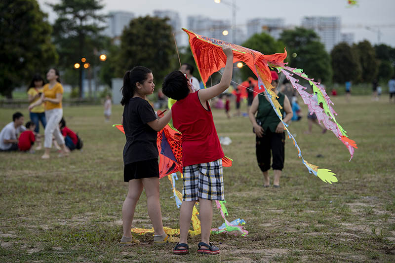 Hàng trăm người vô tư chui rào vào khu vực cấm để thả diều - 7