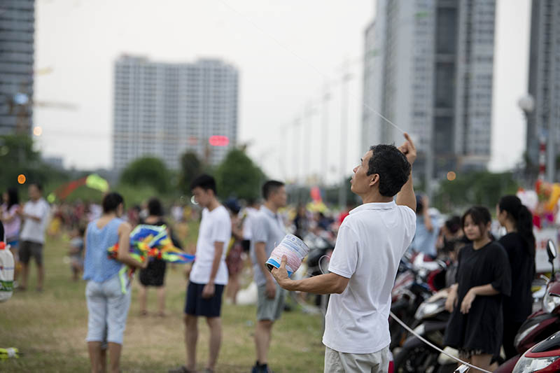 Hàng trăm người vô tư chui rào vào khu vực cấm để thả diều - 8