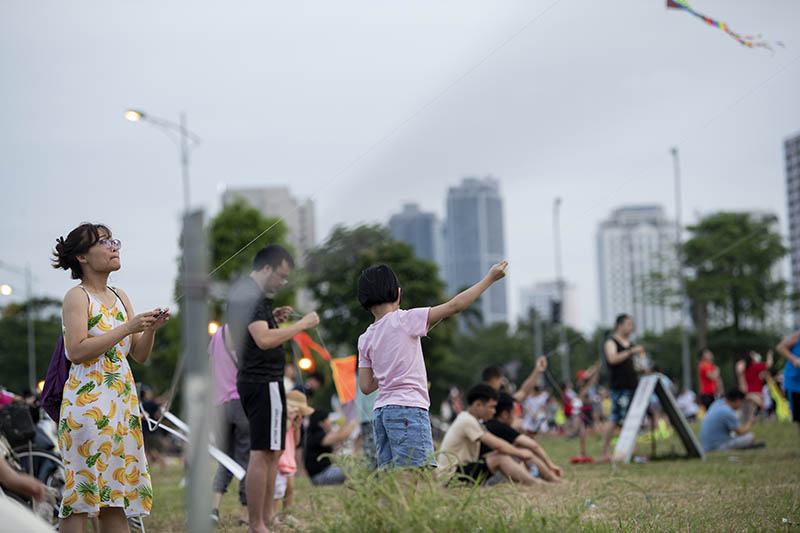 Hàng trăm người vô tư chui rào vào khu vực cấm để thả diều - 9
