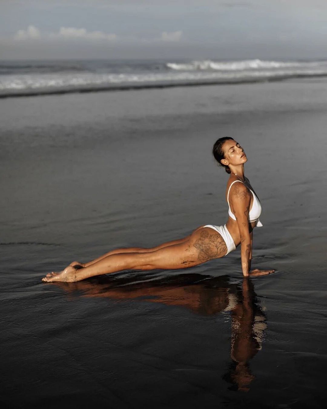 Chiêu "bảo trì" cặp giò dài khó tin của mỹ nhân Nga dùng chân đóng cốp xe - 3