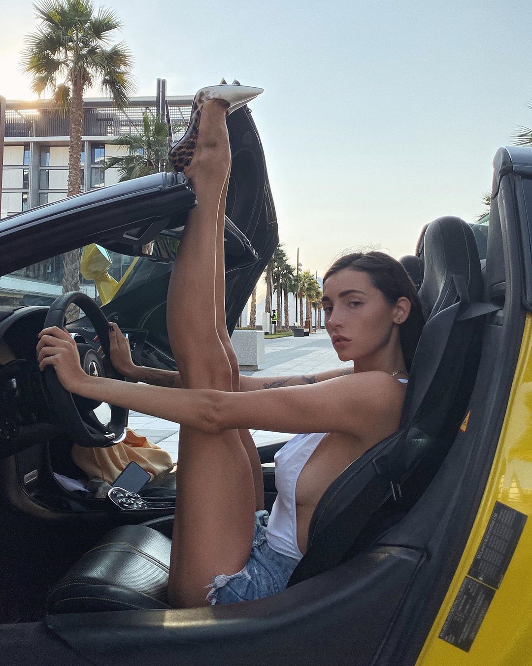 Chiêu "bảo trì" cặp giò dài khó tin của mỹ nhân Nga dùng chân đóng cốp xe - 2