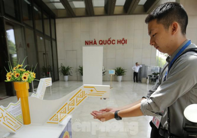 Kỳ họp đặc biệt tại Hội trường Diên Hồng - 8