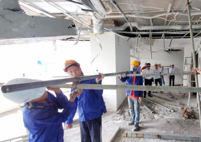Bắt đầu phá dỡ tầng 18 nhà 8B Lê Trực - 2