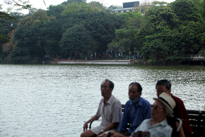 Cận cảnh bờ kè lát đá xanh thí điểm ở Hồ Gươm - 4