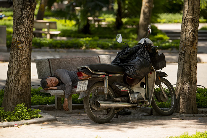 Người lao động "săn" bóng râm trốn cái nắng như thiêu như đốt ở Hà Nội - 10