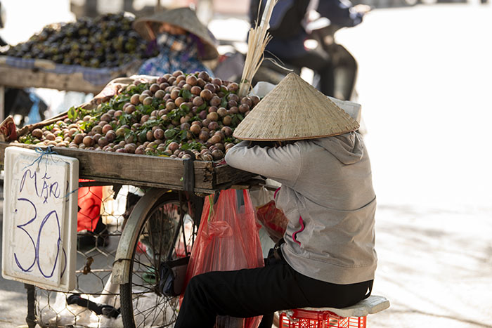 Người lao động "săn" bóng râm trốn cái nắng như thiêu như đốt ở Hà Nội - 11
