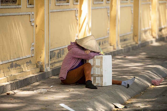 Người lao động "săn" bóng râm trốn cái nắng như thiêu như đốt ở Hà Nội - 12
