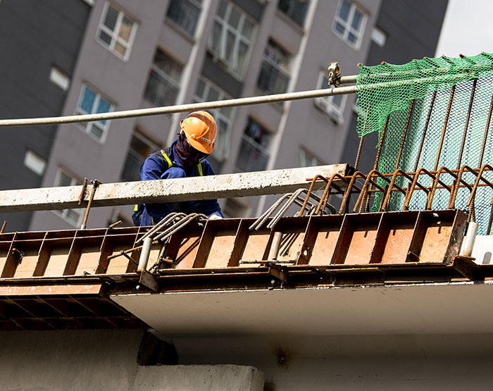 Người lao động "săn" bóng râm trốn cái nắng như thiêu như đốt ở Hà Nội - 13